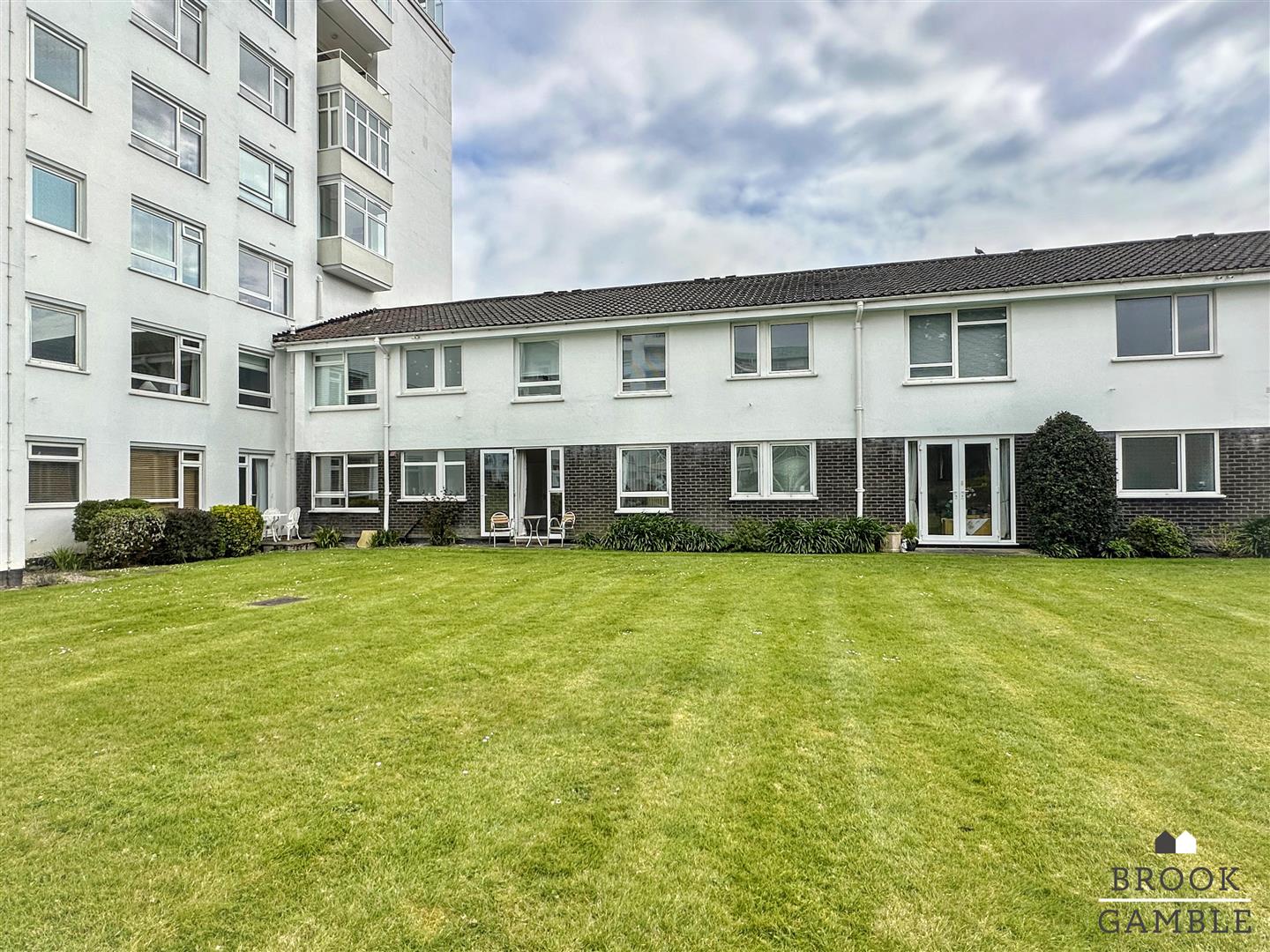 2 Bedroom Flat. Compton Place Road in Eastbourne,  16